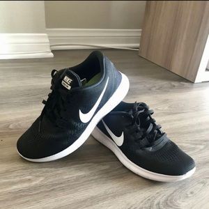 Women’s Nike Free Runs Shoes -size 7